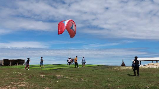 巴厘岛蓝梦岛梦幻海滩亚洲人跳伞起飞视频素材模板下载