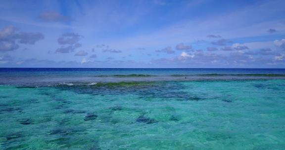 白天以上旅游拍摄的白色沙滩天堂海滩和蓝色海洋背景在彩色4K