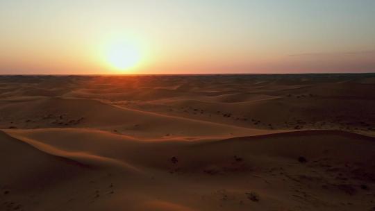 夕阳下的腾格里沙漠