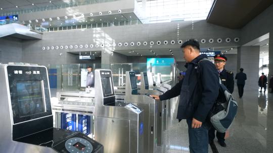 旅客进入高铁站过安检视频素材模板下载