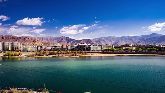 西藏拉萨城中河流布达拉宫远景延时