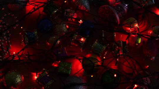 圣诞装饰品和跳舞的灯