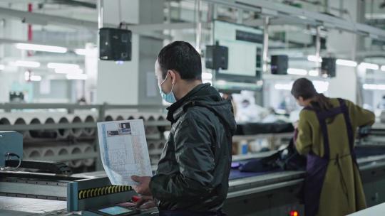 制衣厂车间工人工作画面