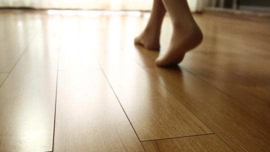 温馨清晨起床风吹窗帘家居宣传片视频素材