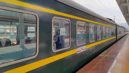 福建三明北站火车站进站的绿皮火车视频素材模板下载