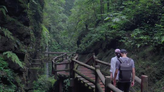 情侣盛夏避暑户外旅游栈道行走