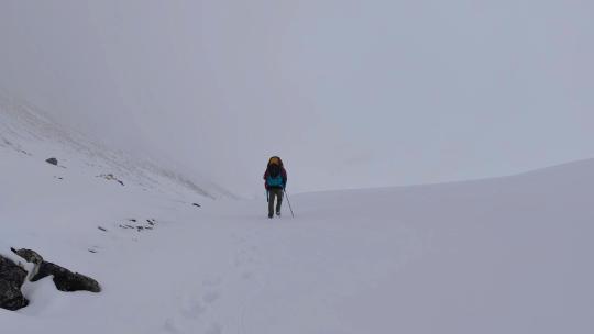 攀登岷山山脉主峰雪宝顶的登山者徒步进山