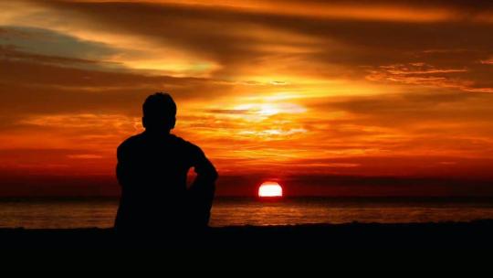 男生落日孤独  孤独的男生背影 看向落日视频素材模板下载