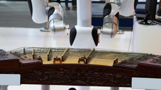 城市科技数码展会机器人演奏民族乐器古筝