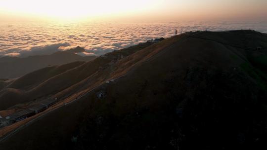 徒步登山探险户外草甸武功山