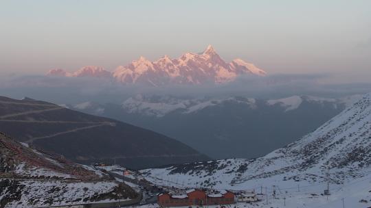 西藏自治区林芝雪山航拍日照金山