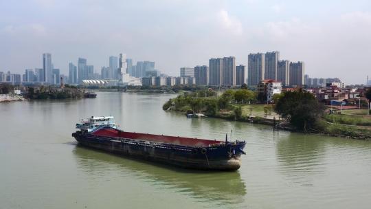 4k航拍城市轮船运输城市河流