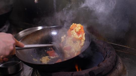 升格慢动作番茄炒蛋蛋液倒入锅中翻锅颠勺
