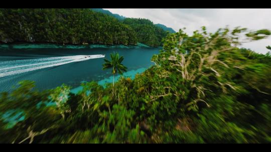 FPV无人机航拍快艇行驶海上抵达四王岛印尼
