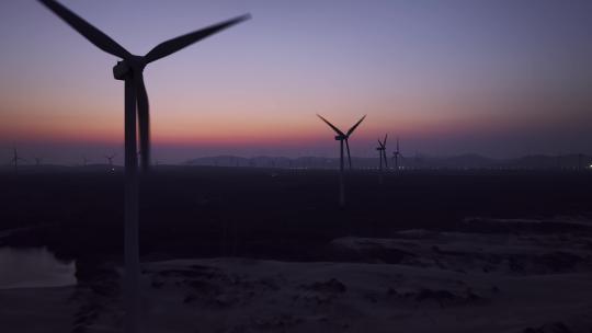 夕阳下的风力发电机风车