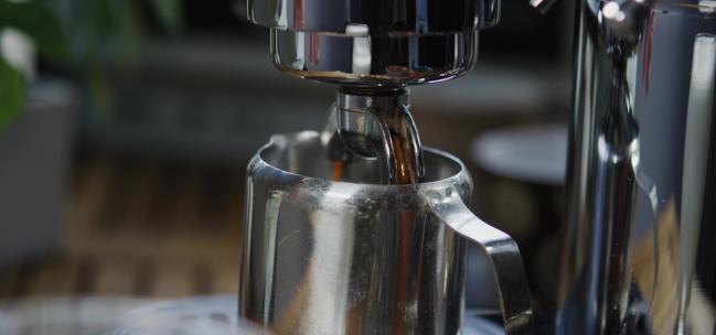 使用咖啡机做咖啡分镜