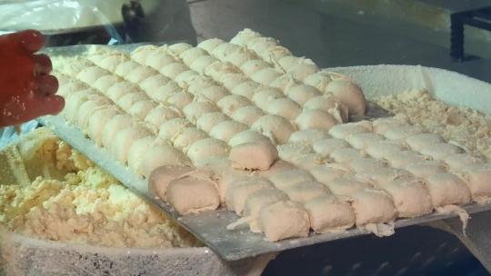 云南红河建水特产包浆豆腐手工制作视频素材模板下载