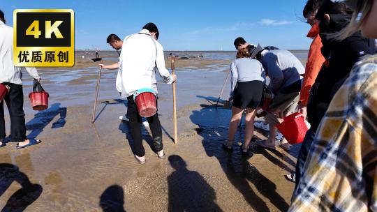 海边赶海渔民赶海捕捞游客赶海海边玩耍