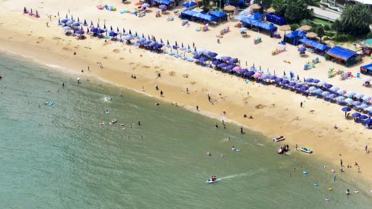 航拍广东惠州大亚湾海岸线沙滩旅游度假人群