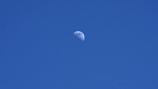 蓝色天空月亮
