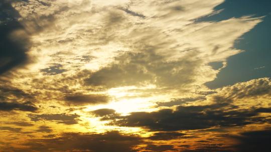 日落延时阳光穿透云朵夕阳云层黄昏天空晚霞