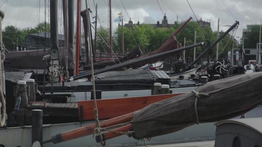 荷兰阿姆斯特丹河边码头停靠的船