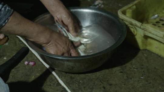 4kl1广东雷州渔民烹饪刚刚打捞的鱼2视频素材模板下载