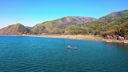 湖泊中的小渔船人与自然视频