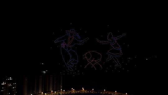 贵州台江夜上空百架无人机灯光作画