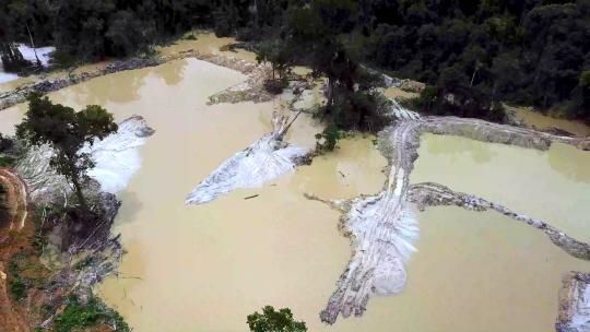 巴西亚马逊雨林中部一个矿池的无人机镜头。视频素材模板下载