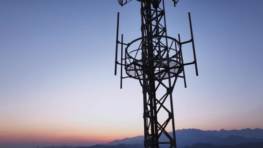 夕阳下的移动通信信号天线铁塔
