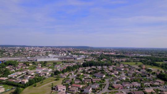 法国南部蒙托邦郊区，有住宅区和工业区，空中平底锅右摄