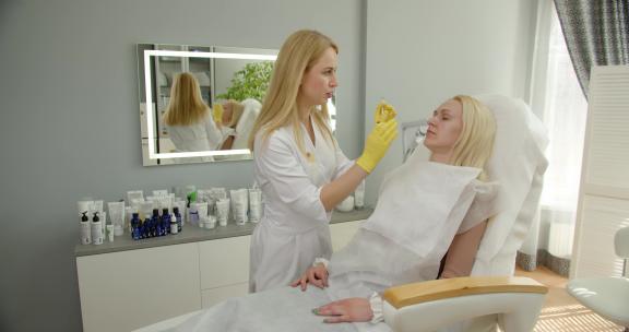 美容师在为客户准备皮肤护理