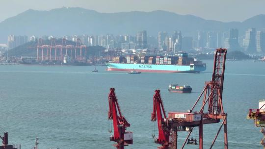 福建厦门港海域进港的远洋集装箱货轮视频素材模板下载