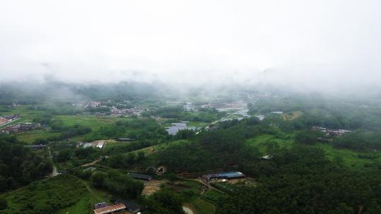 4K航拍穿越云雾中的村庄