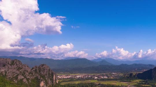 老挝万荣石灰岩山谷的延时鸟瞰图，云层移动视频素材模板下载