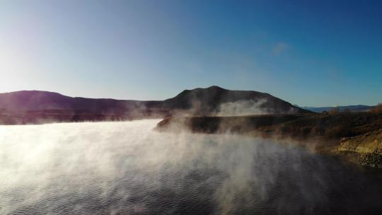 山间湖水水面上的蒸汽