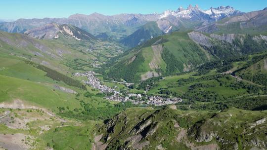 法国阿尔卑斯山的圣索林阿尔维斯山村-空中全景背景