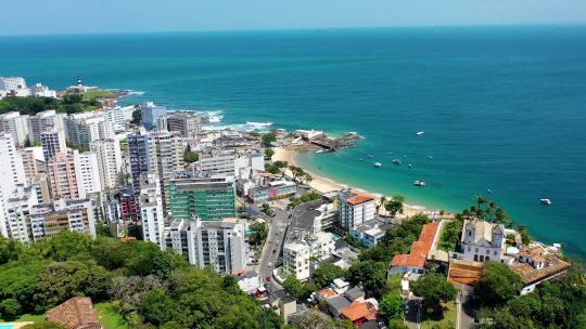 巴西巴伊亚州萨尔瓦多海滨城市著名旅游景点的空中景观。