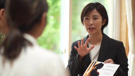 指导婚礼计划的婚礼策划师