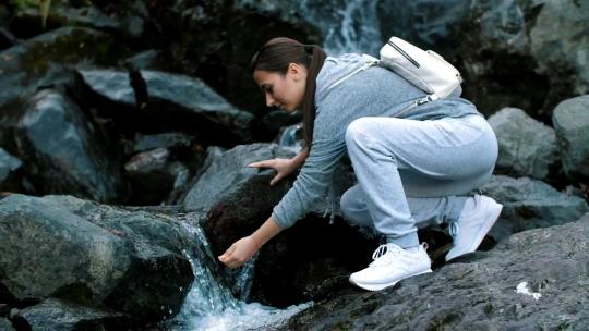 2704_一个女人从瀑布里喝水