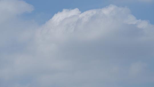 延时摄影晴朗蓝色天空流动的白云