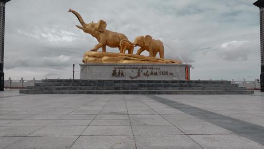 西藏旅游风光聂拉木拉龙拉山口金象雕塑