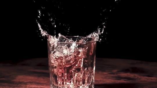 洋酒倒酒威士忌酒倒在冰块上XO酒水升格视频素材模板下载