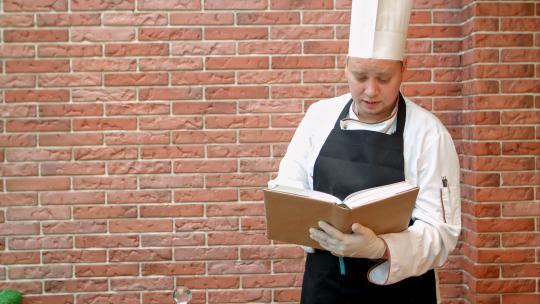 厨师厨师拿着食谱书想做什么