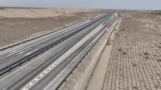 4k航拍沙漠高速道路