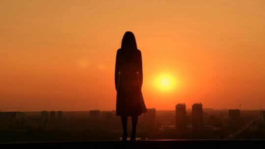 47_一个女人在屋顶上看日落