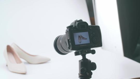相机监视器的特写镜头在家庭工作室显示女鞋的照片