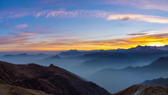 日落时山上的全景