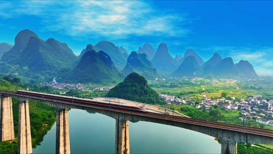 山区里行驶的高铁列车航拍